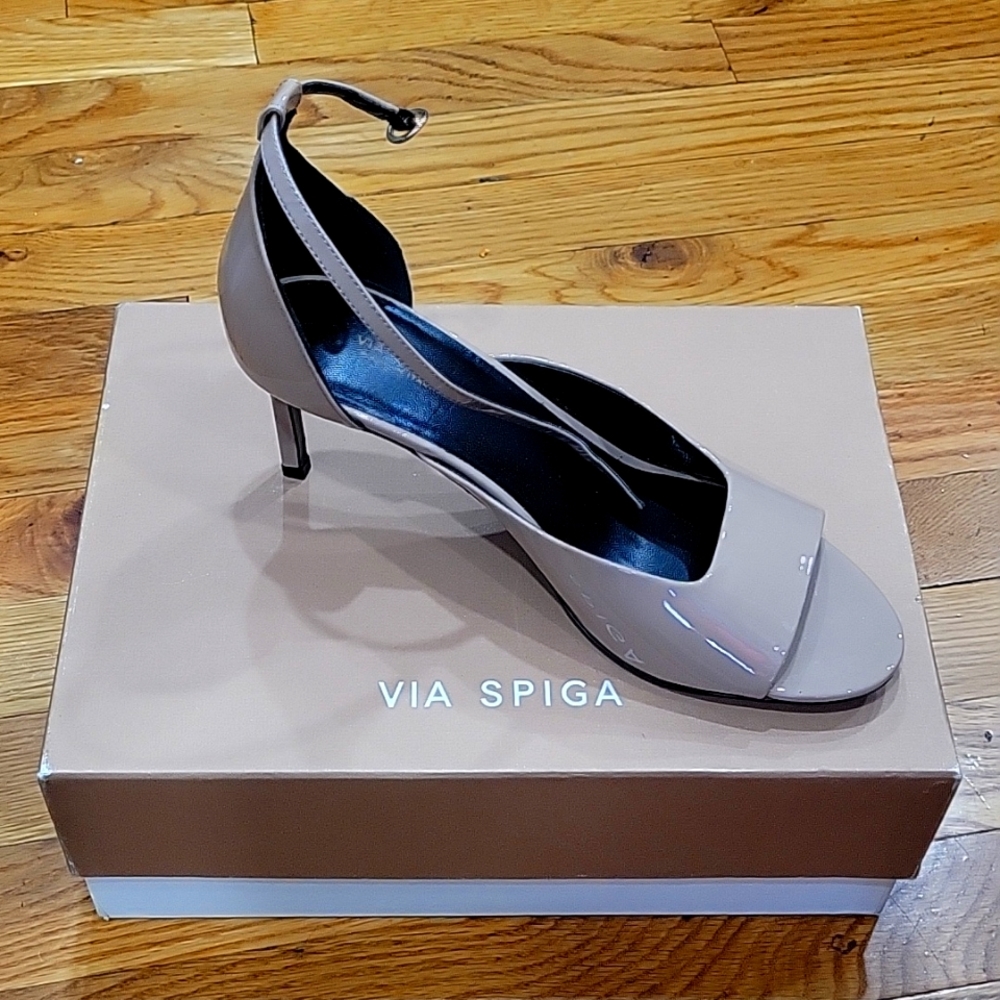 Via Spiga tan V-Jennie peep-toe pumps. Size 8.